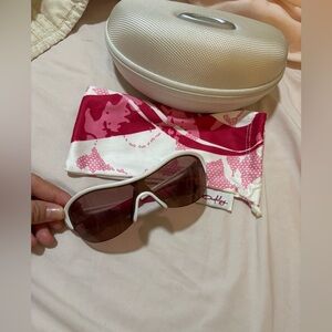 BRAND NEW Oakley Women’s Winter sunglasses 😎